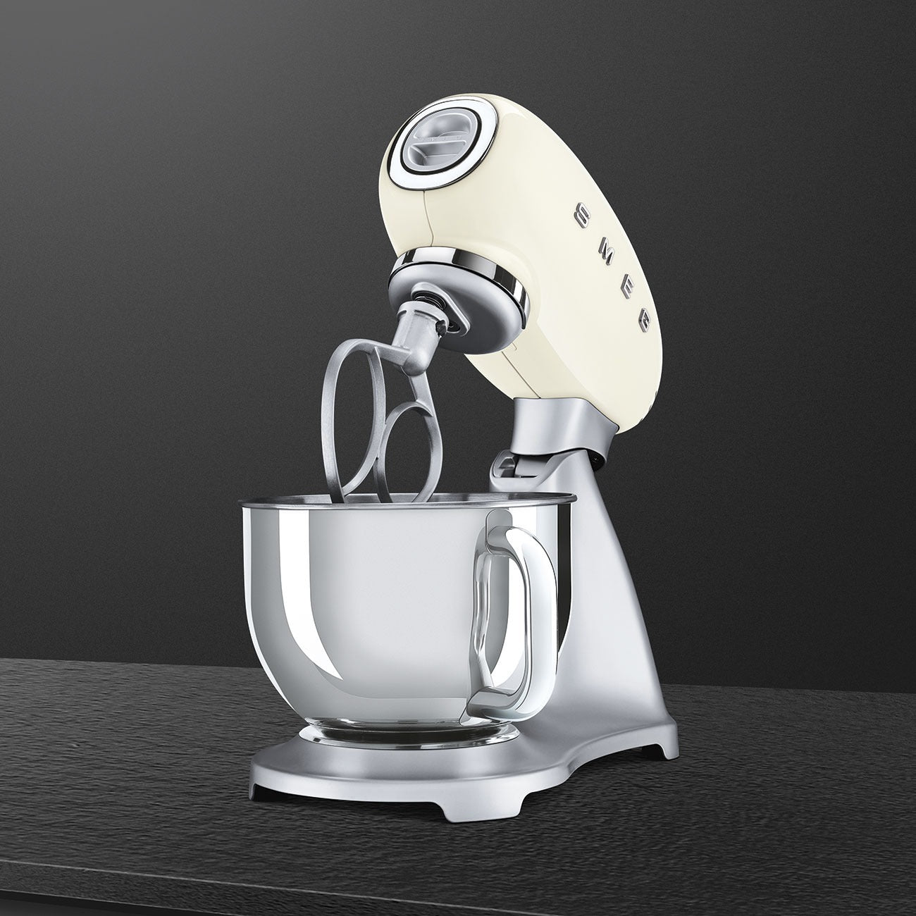 Máy trộn bột SMEG SMF02CREU màu kem