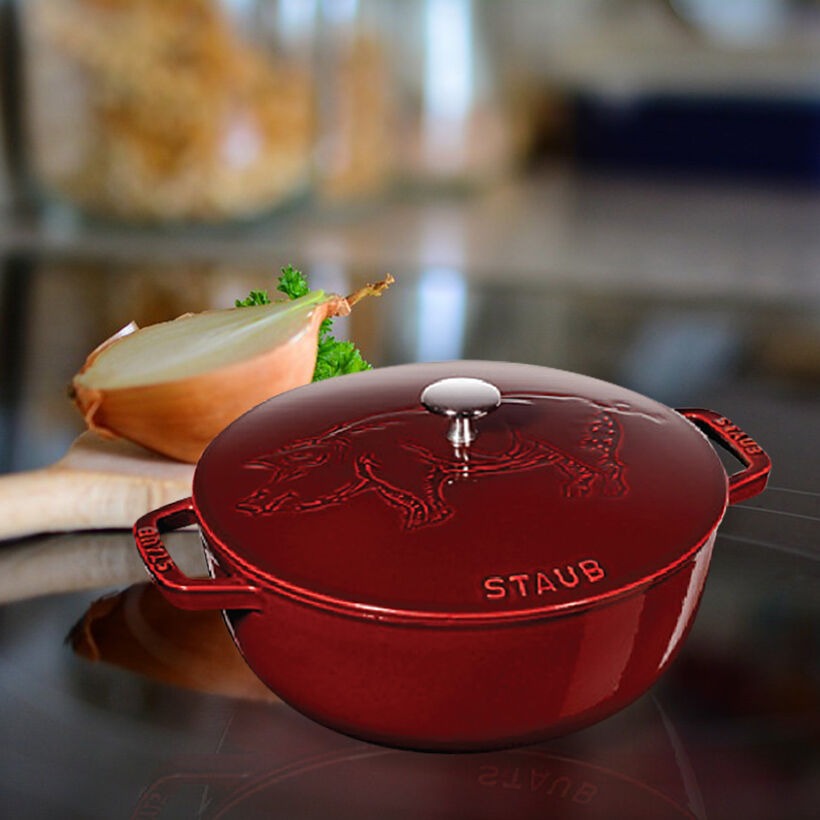 Staub – Nồi Tròn Nắp Có Hình Heo Màu Đỏ Lựu – 24cm