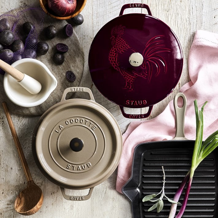 Staub – Nồi Gang Tròn Nắp Có Hình Gà Màu Đỏ Lựu – 24cm (B)