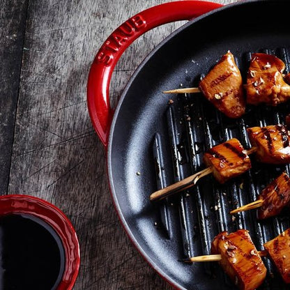 Staub – Chảo gang nướng màu đỏ cherry #26cm (B) – 12093006-B